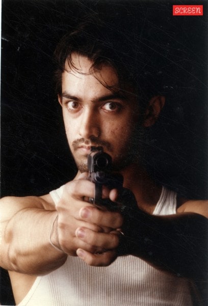 राख के एक दृश्य में आमिर खान