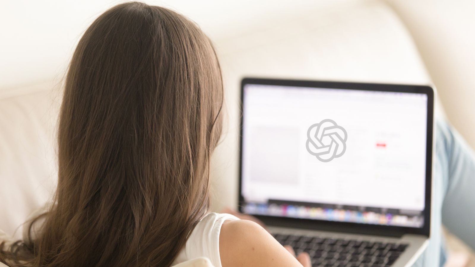 एआई एक सुरक्षित विश्वासपात्र की तरह महसूस हो सकता है, लेकिन डेटा उपयोग और गोपनीयता को लेकर बढ़ती बेचैनी कुछ उपयोगकर्ताओं को अपनी गहरी चिंताओं को साझा करने से पहले झिझक रही है।