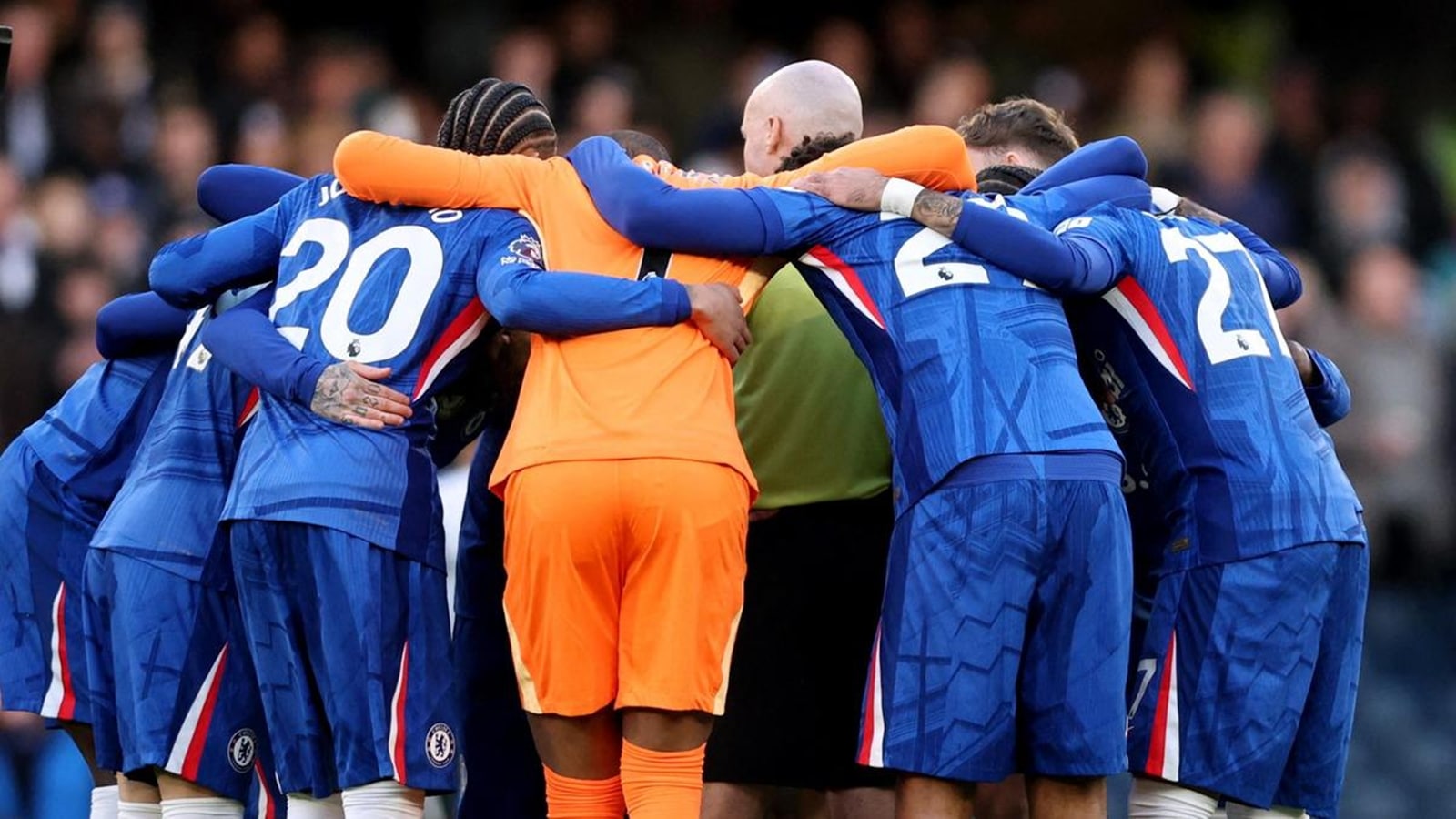 Before the Premier League match between Chelsea and Newcastle at Stamford Bridge, referee Tierney took hold of the ball next to the center circle - only to soon find himself surrounded by the Chelsea team. (Reuters Photo)