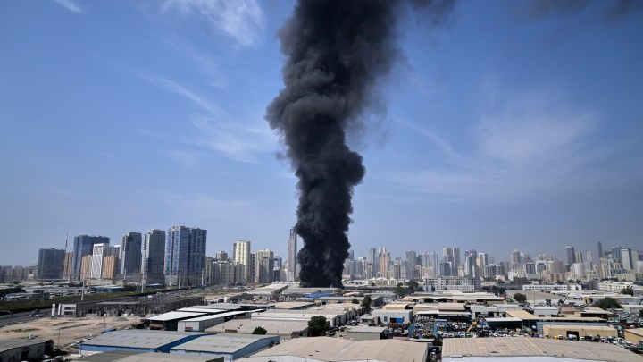 A column of black smoke rises from a warehouse in the industrial area of ​​the city of Sharjah in the United Arab Emirates following reports of Iranian attacks in Dubai.