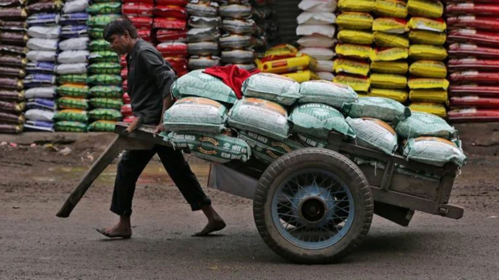 Informal sector pay rose just 4% in 2025, 32% fewer jobs added