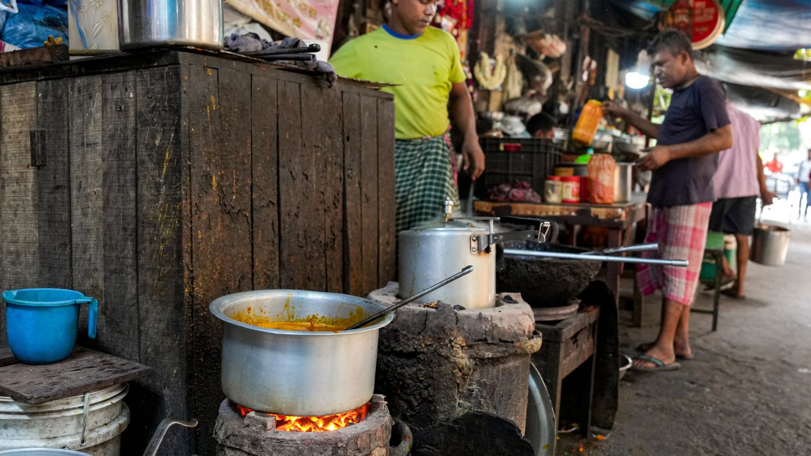 India LPG Gas Cylinder Shortage News Live Updates: Now, police protection for LPG cylinders