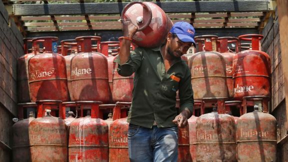Govt raises waiting period for booking LPG cylinder; petrol, diesel price hike not on cards yet