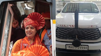 On Sunday, the Brihanmumbai Municipal Corporation administration removed red and blue flasher lights from the mayor Ritu Tawde's official and escort vehicle