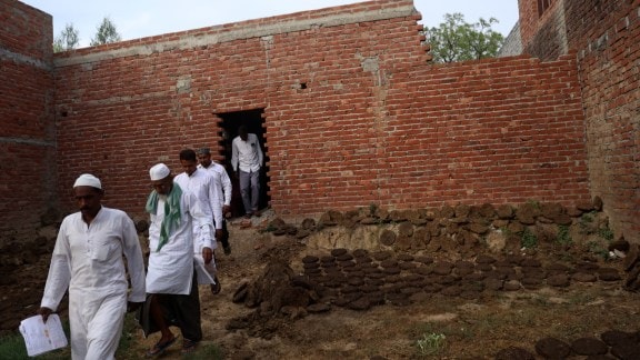 Mohammadganj, Bareilly district, Jummat-ul-Wida prayers, Bareilly, namaz, Bareilly namaz, group in UP village to offer namaz, UP village to offer namaz, Lucknow news, Uttar pradesh news, Indian express, Current affairs