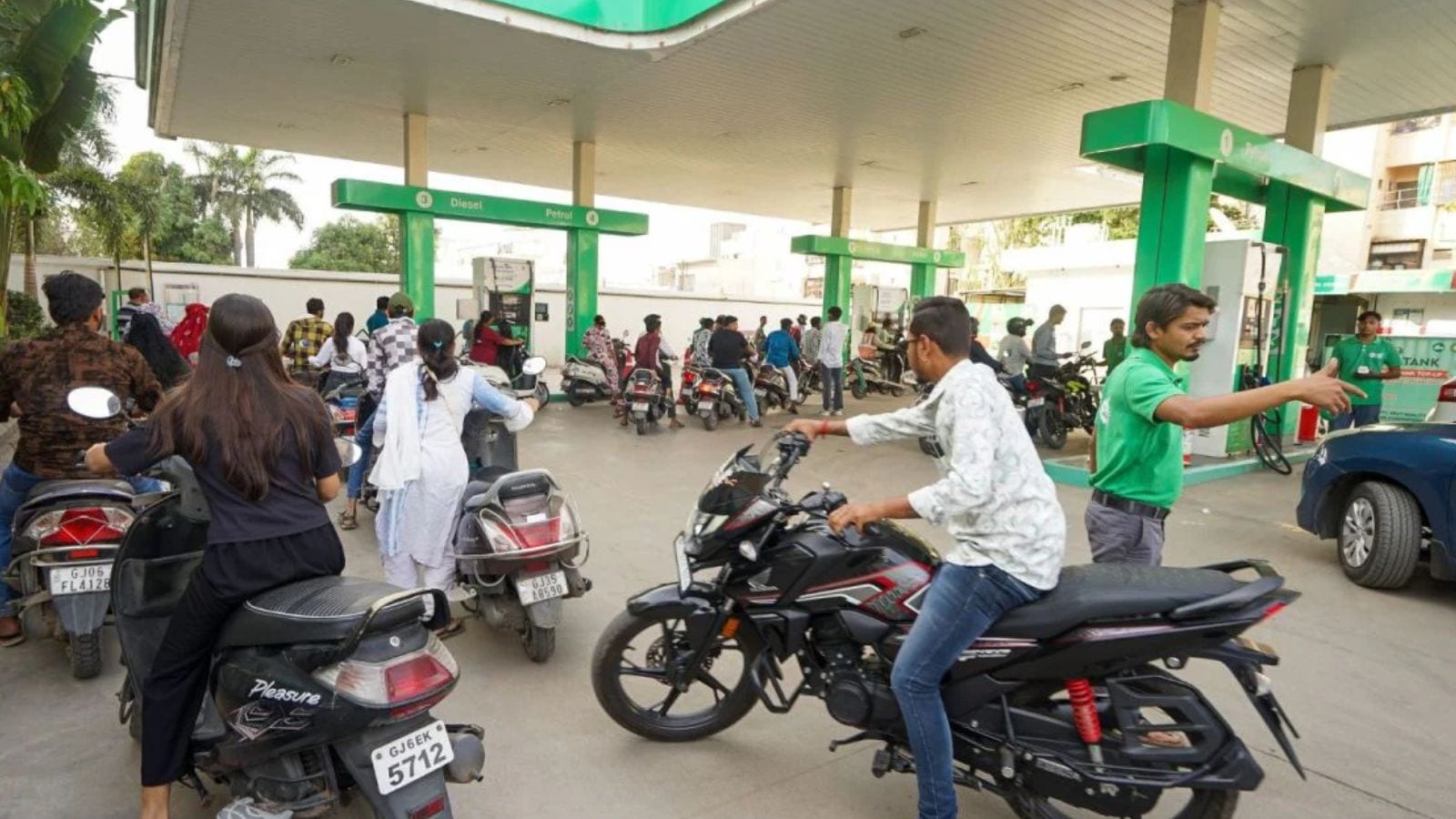 Long queues at UP petrol pumps for second day in a row, authorities reassure stable fuel supply  