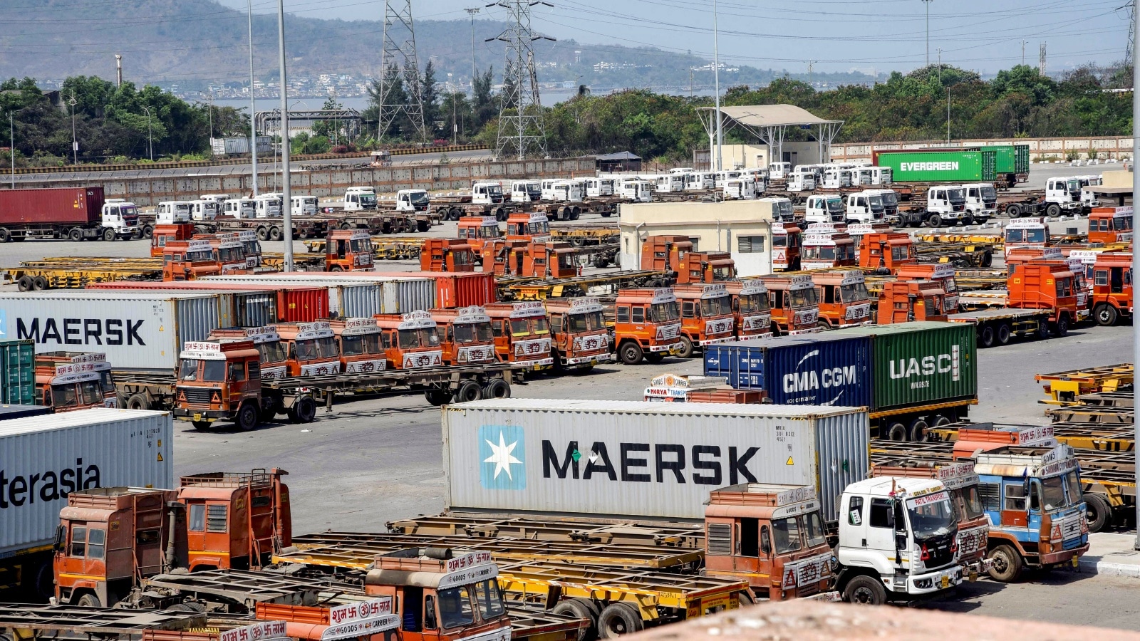 Over 5,000 containers, including 1,000 reefers, stranded at JNPT amid Middle-East tensions