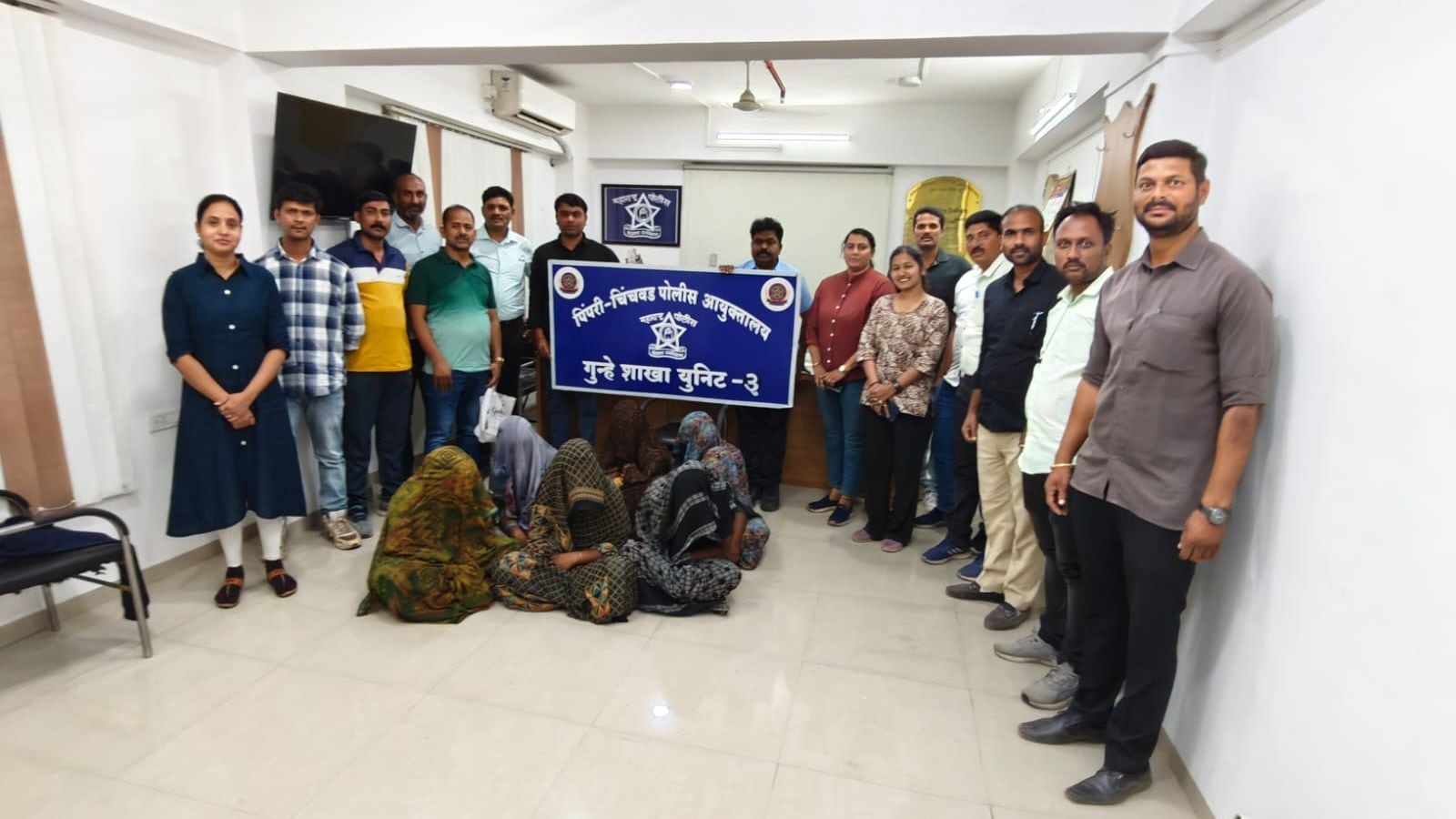 Six-woman gang using children to distract bus passengers arrested