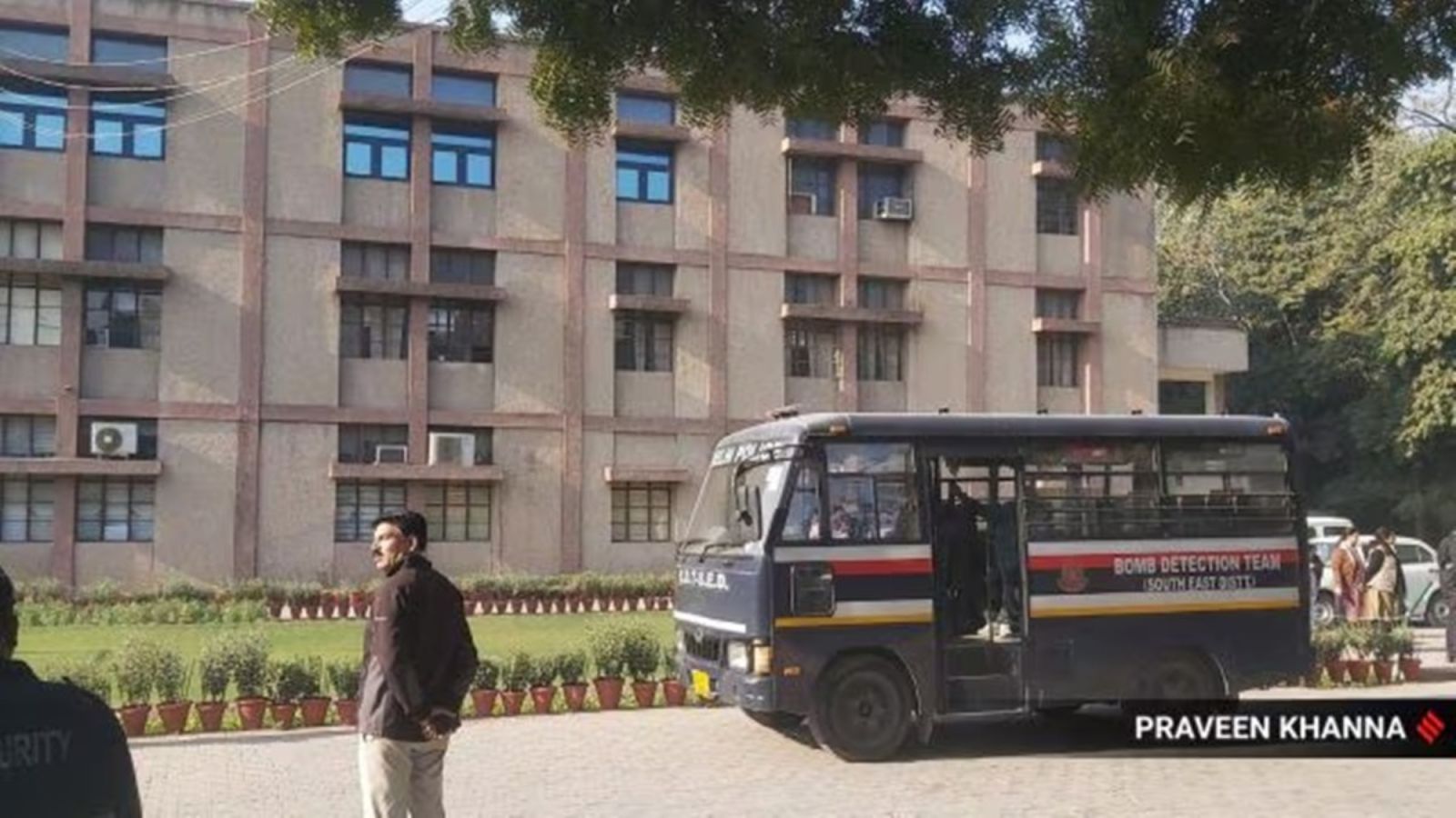 Karnataka man arrested for sending bomb threats to Delhi courts, schools