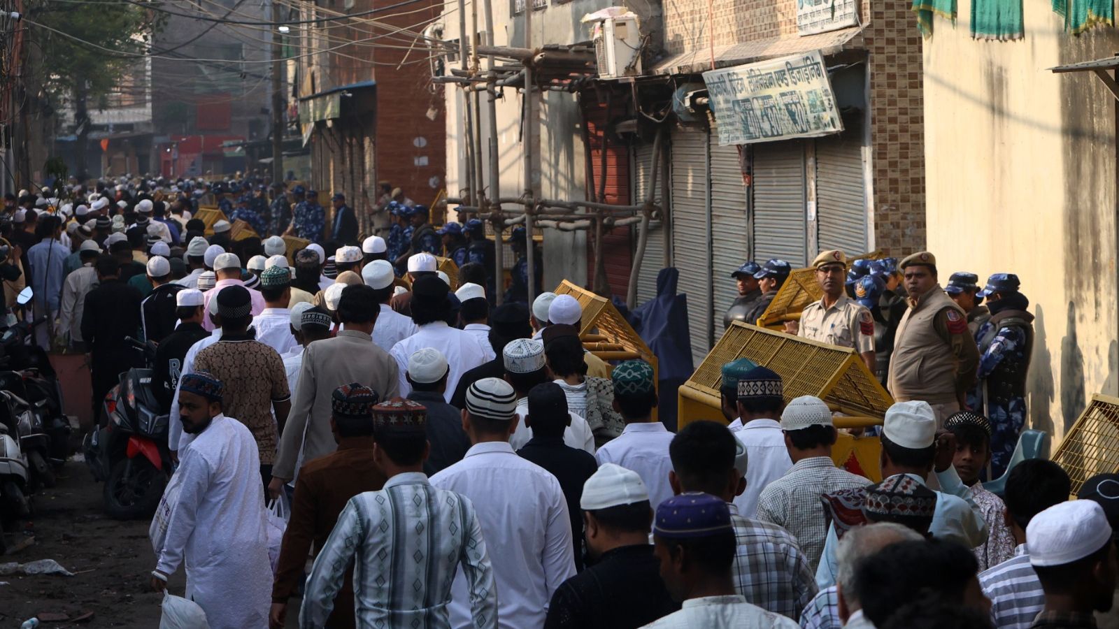 उत्तम नगर निवासियों ने ईद की नमाज के दौरान पुलिस को गुलाब के पेटल्स से सम्मानित किया।

"उत्तम नगर निवासियों ने ईद के शांत जश्न में पुलिस को गुलाब के पेटल्स से सम्मानित किया।"