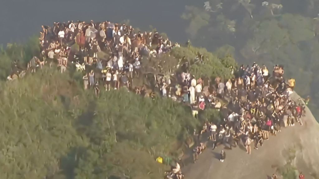 200 tourists stranded on Rio trail as police raid sparks gunfire