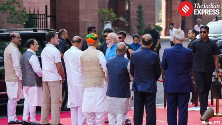 Modi Rahul interaction, Modi Rahul interaction draws attention, Mahatma Phule event, Narendra Modi, Rahul Gandhi, Mahatma Jyotirao Phule, Indian express news, current affairs