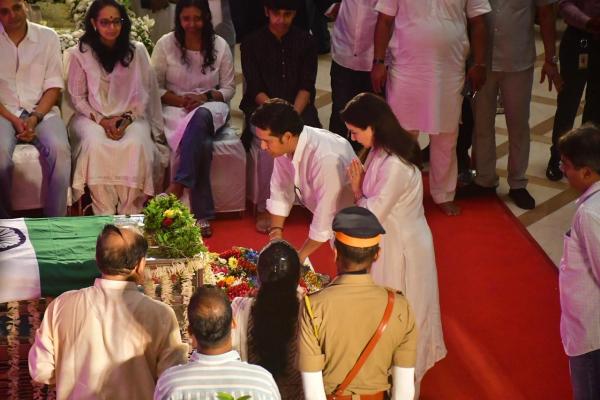 Sachin and Anjali Tendulkar at Asha Bhosle funeral