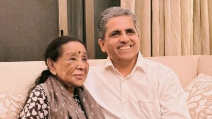 Asha Bhosle with Pune doctor