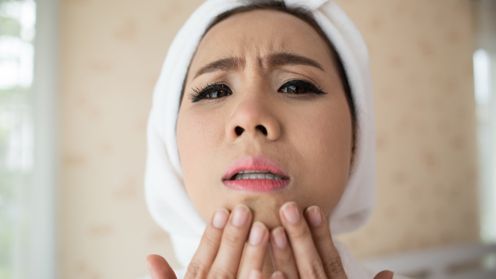 The ‘chilled spoon’ trick and other easy ways to de-puff your face