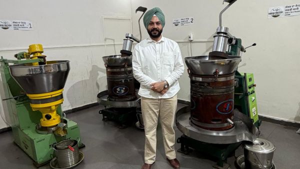 Unlike refined oils, Manmeet’s wood-pressed oils are extracted slowly at low temperatures to preserve nutrients, taste, and density. “If seeds are exposed to high temperatures, the quality deteriorates and impacts health. Our focus is on maintaining natural properties,” he explains.