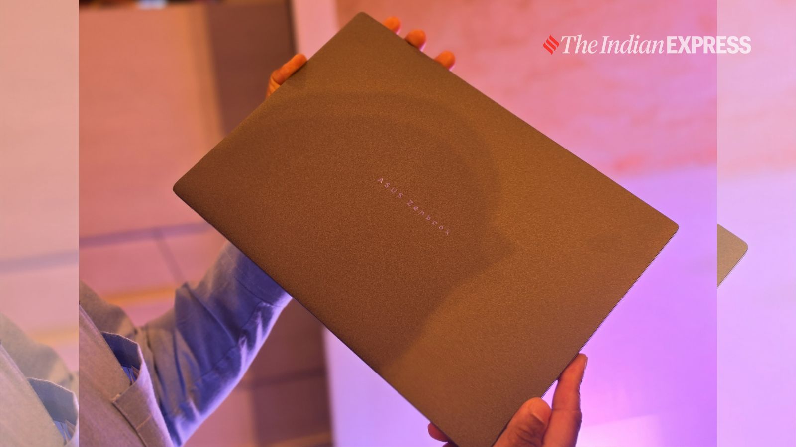 आसुस की नई प्रीमियम लैपटॉप रेंज की कीमत संभवतः मेमोरी की मौजूदा कमी के कारण अधिक है। यह उसी के अनुरूप है कि कैसे अन्य ब्रांडों ने भी लैपटॉप की कीमतें बढ़ा दी हैं। (छवि क्रेडिट: अनुज भाटिया/इंडियन एक्सप्रेस)