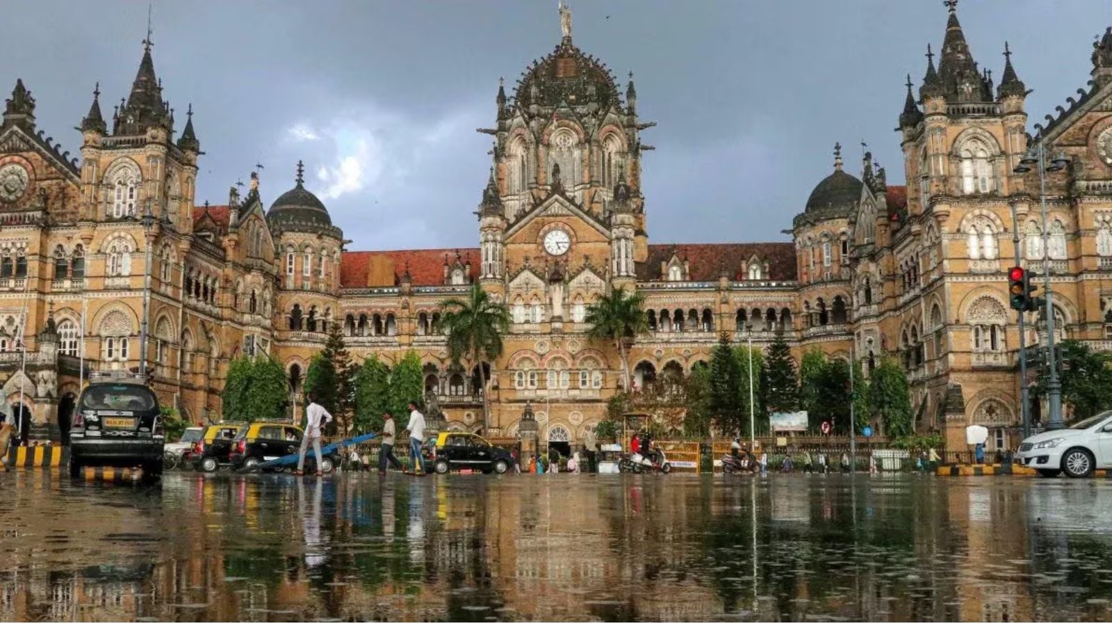 Mumbai train scare: Two locals routed onto same track at CSMT; inquiry ordered