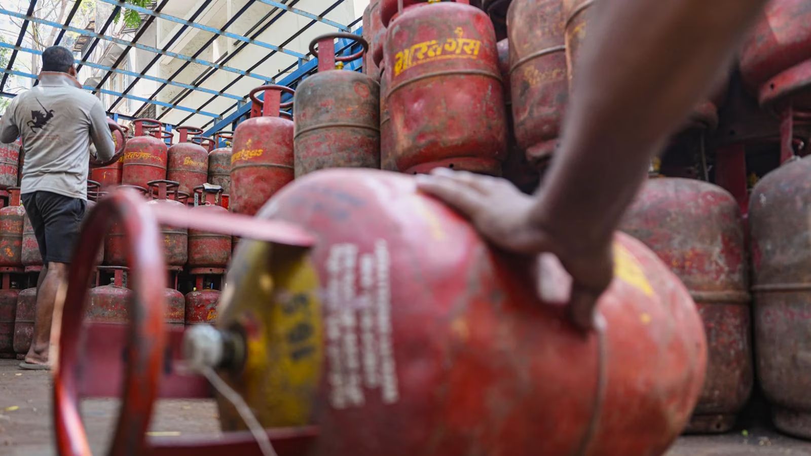 Odisha govt clarifies no ban on 5kg LPG cylinders after panic over minister’s remark