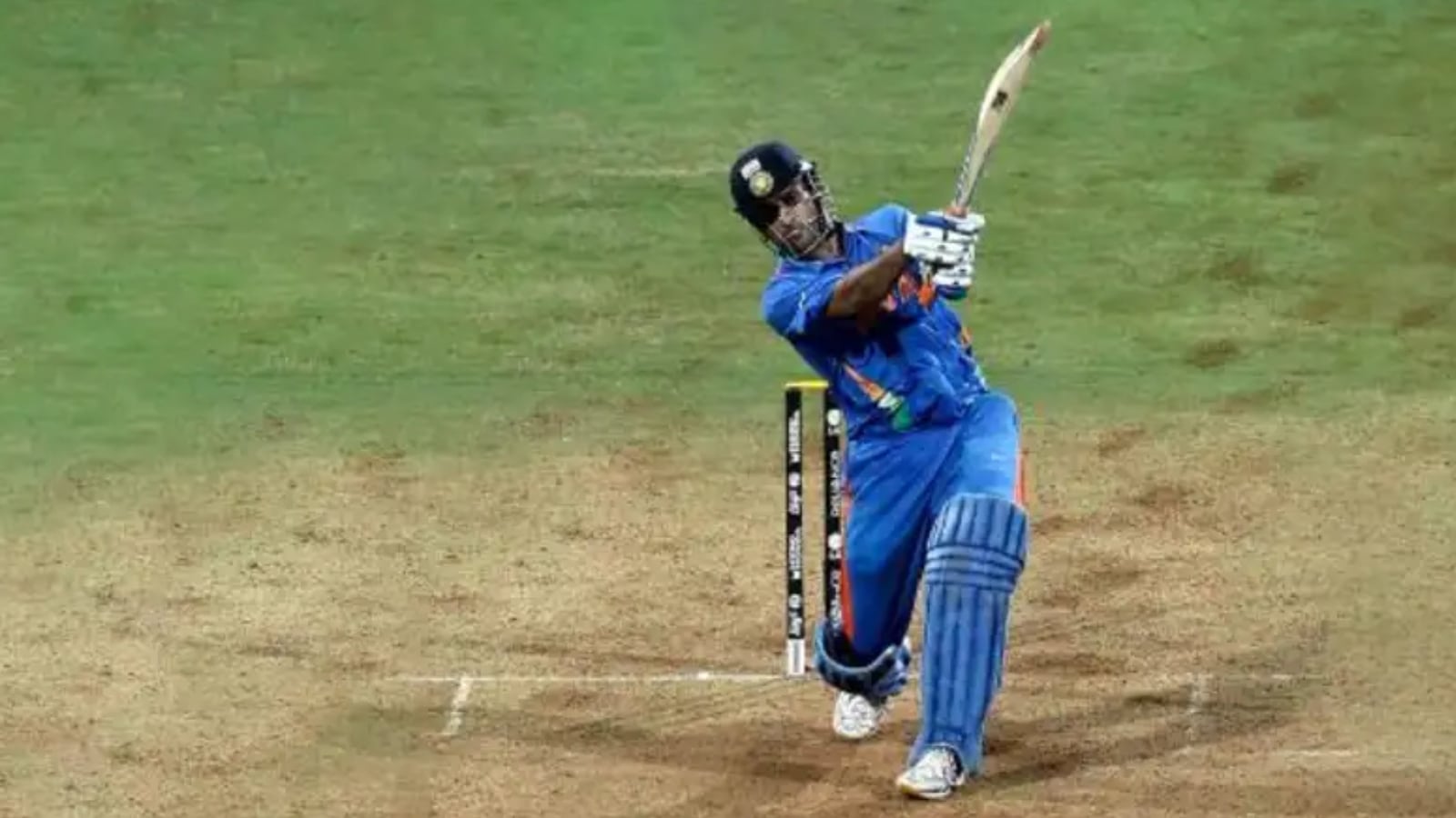 MS Dhoni with the winning runs as India defeated Sri Lanka to lift 2011 World Cup in Mumbai. (FILE)