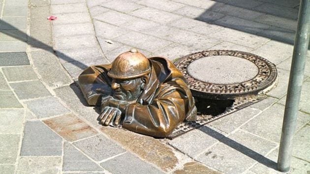 statues