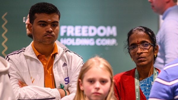 Pranesh with Pragg & Vaishali's mother. (PHOTO: FIDE/Michal Walusza)