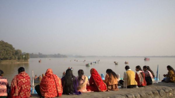 Women enjoy the afternoon by the lakefront, βinding moments of restbetween the rhythms of daily chores. (Image Credit: Jiya Madaan)