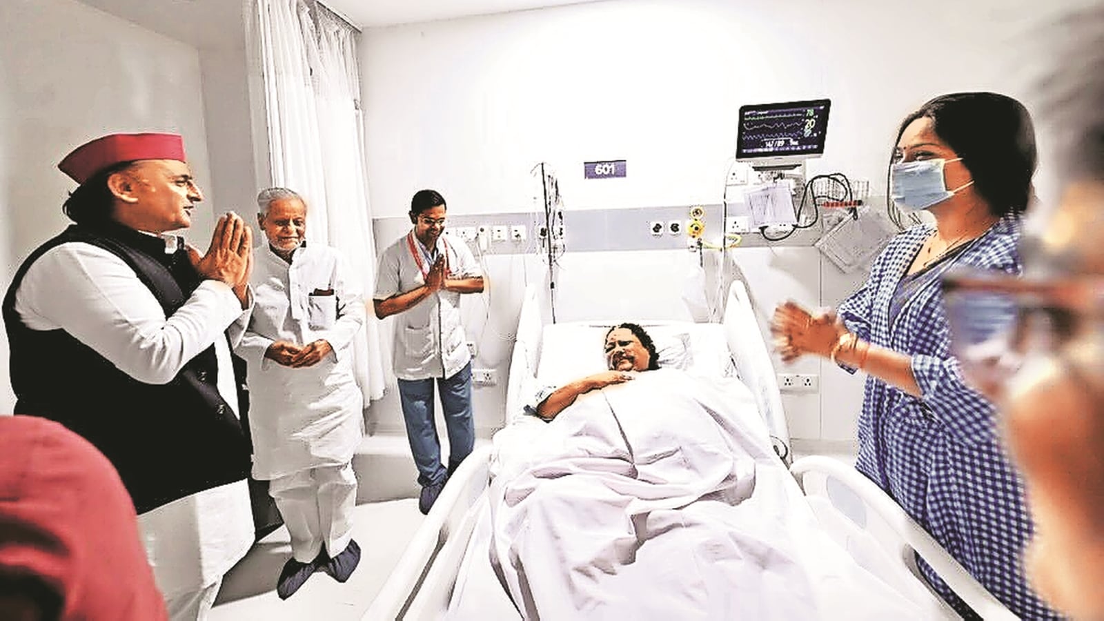 Akhilesh Yadav meets BJP MLA who got injured while setting his effigy afire, Deputy CMs also pay visit