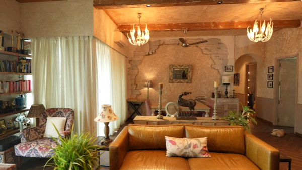 अपारशक्ति खुराना-आकृति के घर के अंदर