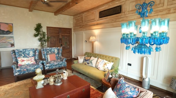 अपारशक्ति खुराना-आकृति के घर के अंदर