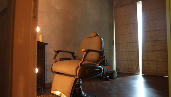 अपारशक्ति खुराना-आकृति के घर के अंदर