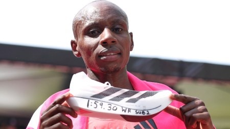 Sabastian Sawe from Kenya celebrates winning the men's race at the London Marathon in London, Sunday, April 26, 2026.(AP Photo/Ian Walton)
