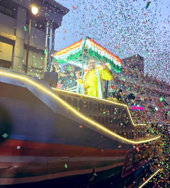 Wit, warmth and Tharoor's roadshow: At odds with party, Congress leader leads Congress' push for Kerala