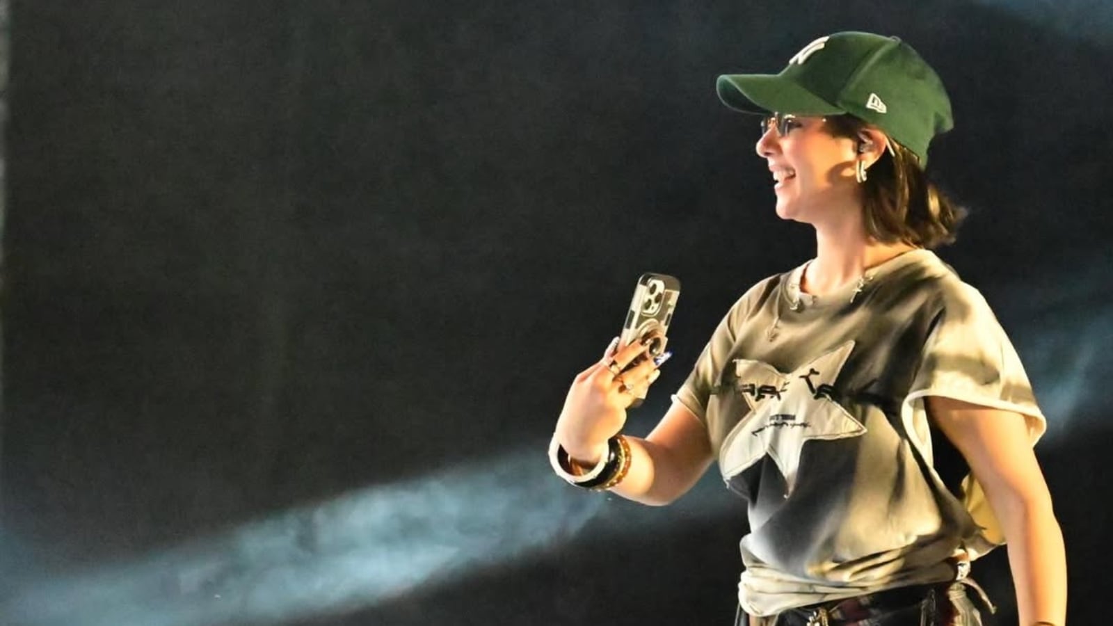 Punjabi singer Sunanda Sharma halts Ghaziabad show after fan storms stage; her reaction goes viral: ‘Main darkhwaasht karti hoon…’ Punjabi singer Sunanda Sharma halts Ghaziabad show after fan storms stage; her reaction goes viral: ‘Main darkhwaasht karti hoon…’