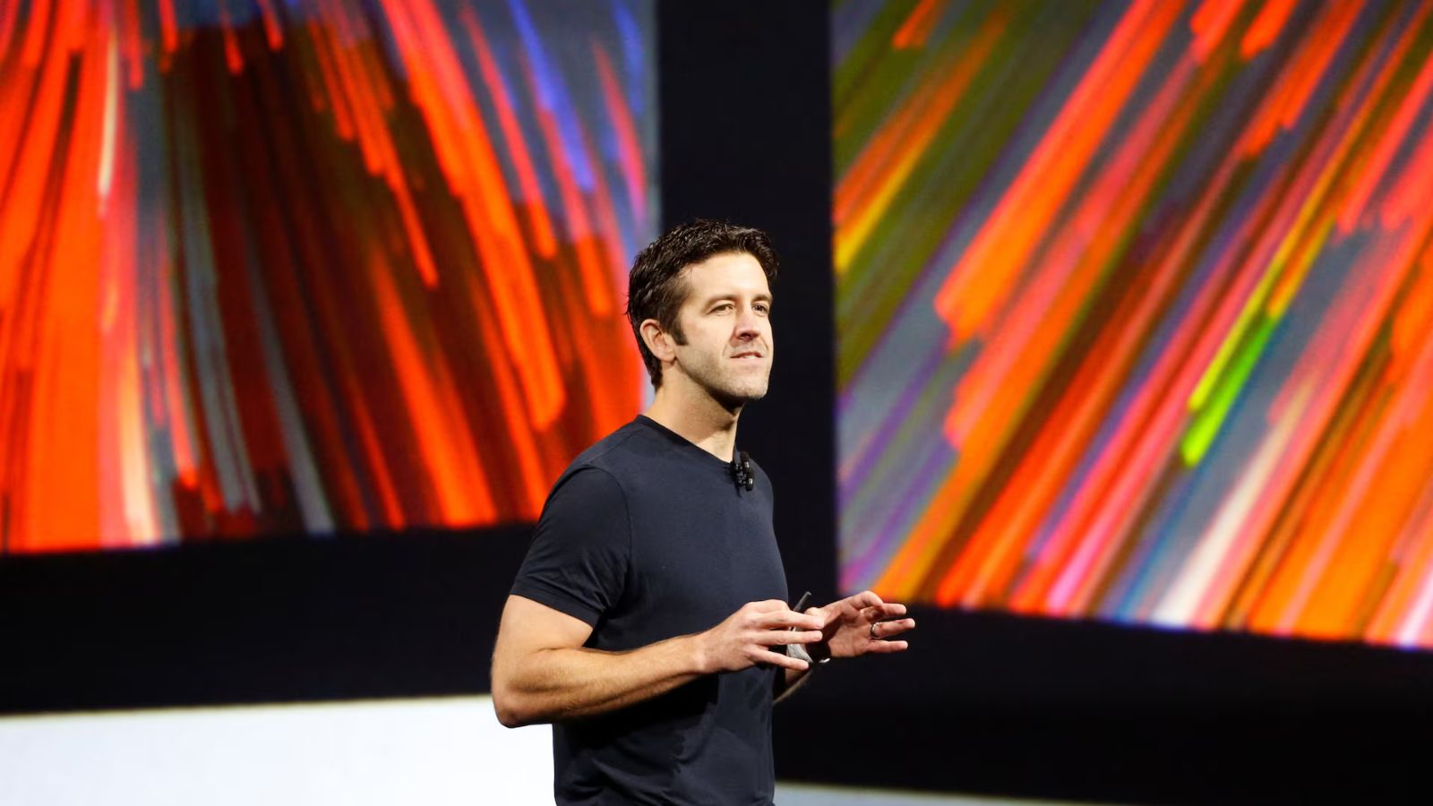 Apple turns to hardware veteran Ternus as CEO to succeed Cook in AI age