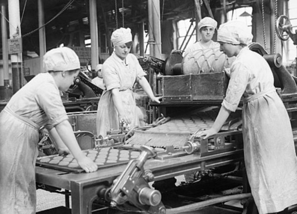 A British biscuit factory in 1918 (Wikipedia)