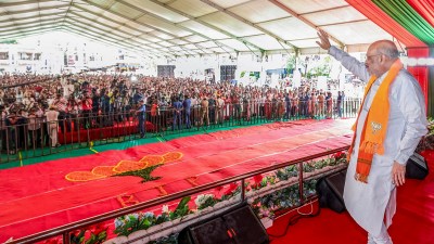 Kolkata turned into a city of slums under Didi, Left: Shah