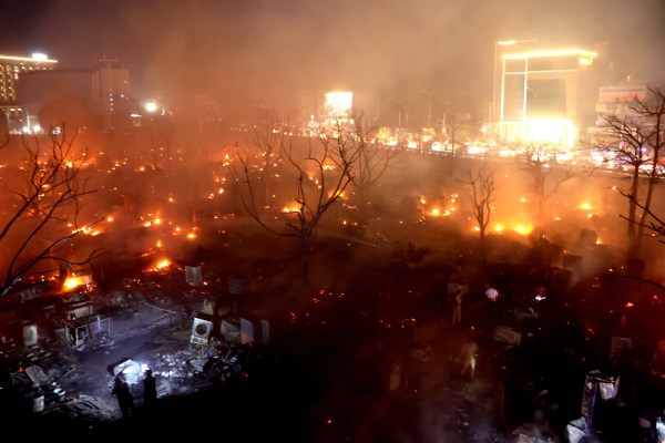 Lucknow Vikas Nagar fire leaves two young sisters dead and over 300 shanties destroyed. Officials cite possible cylinder blasts; probe and relief efforts underway.