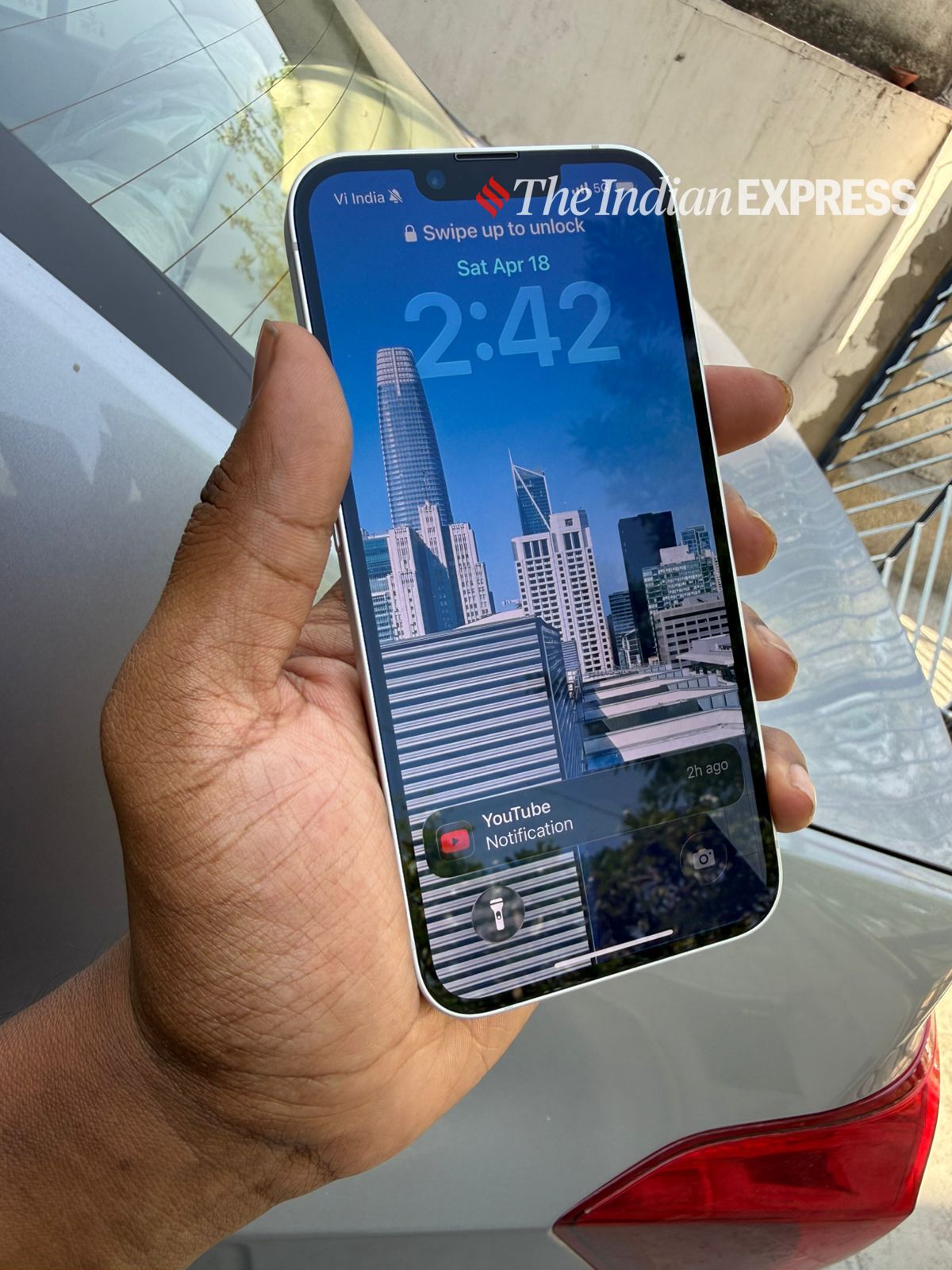 The 6.1-inch display remains bright and easy to read even under direct sunlight. It’s a screen that focuses on clarity and usability rather than flashy upgrades.