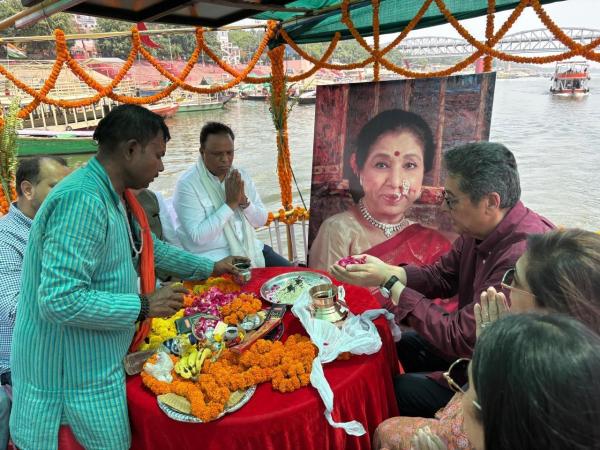 आशा भोंसले की अस्थियां वाराणसी में गंगा में विसर्जित की गईं