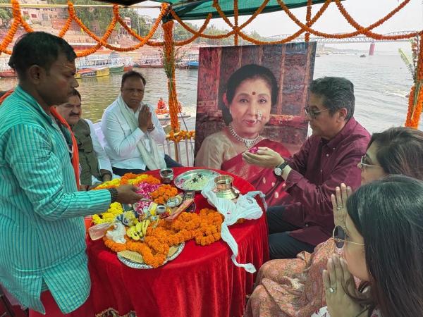 आशा भोंसले की अस्थियां वाराणसी में गंगा में विसर्जित की गईं