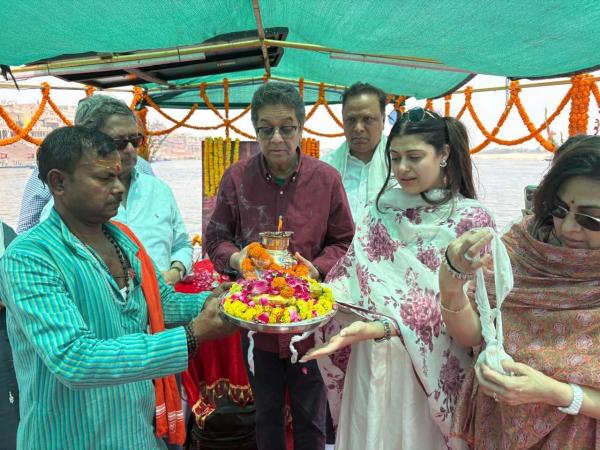 आशा भोंसले की अस्थियां वाराणसी में गंगा में विसर्जित की गईं