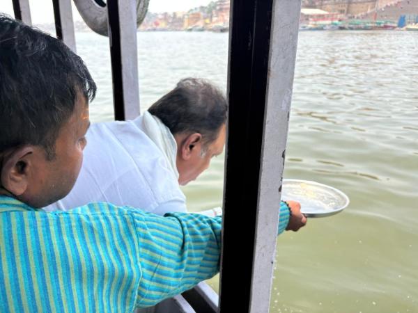 आशा भोंसले की अस्थियां वाराणसी में गंगा में विसर्जित की गईं