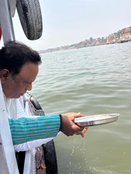 आशा भोंसले की अस्थियां वाराणसी में गंगा में विसर्जित की गईं