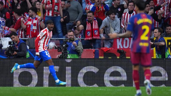 Atletico Madrid's Ademola Lookman, left, celebrates after scoring his side's opening goal during the Champions League quarterfinal second leg soccer match between Atletico Madrid and Barcelona in Madrid, Spain, Tuesday, April 14, 2026. (AP Photo)