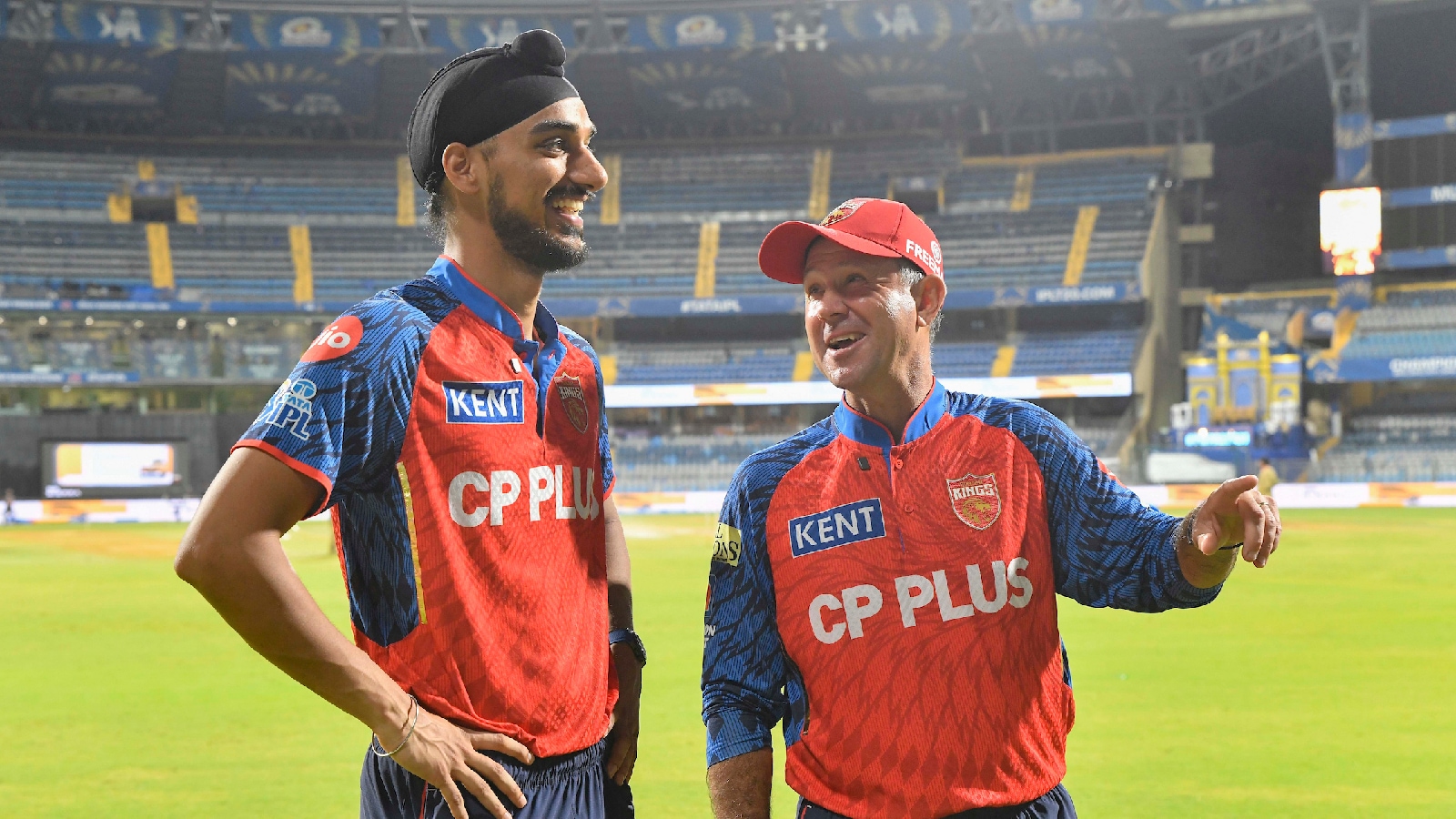  Arshdeep Singh and Ricky Ponting after Punjab's win over MI in Mumbai. (CREIMAS)