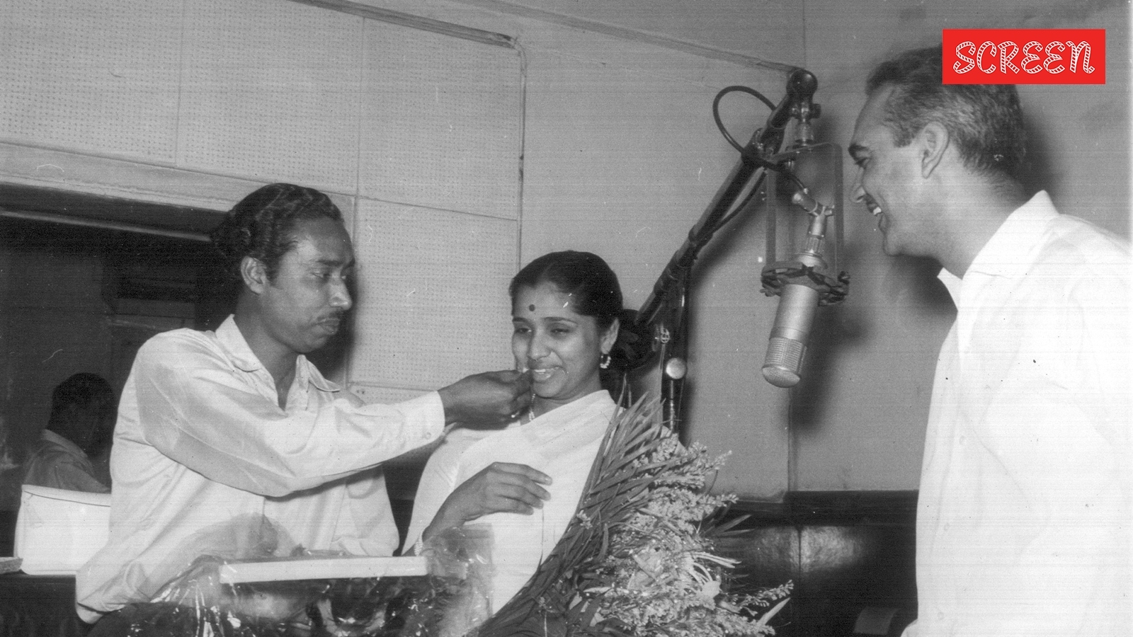 ओपी नैय्यर और नारायण गुहा के साथ आशा भोंसले।