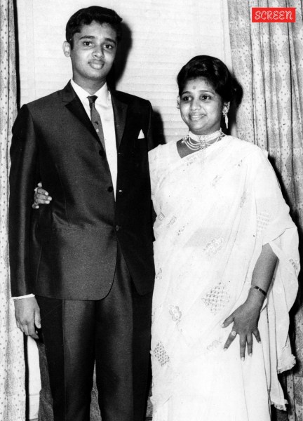 आशा भोसले बेटा