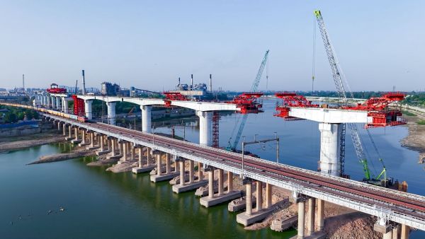 Construction of Sabarmati River Bridge on MAHSR corridor (Image: NHSRCL)