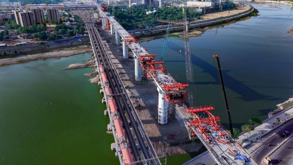 Construction of Sabarmati River Bridge on MAHSR corridor (Image: NHSRCL)